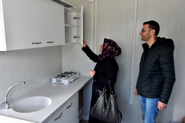 Elazığ'da depremzedeler konteynerlere yerleşiyor